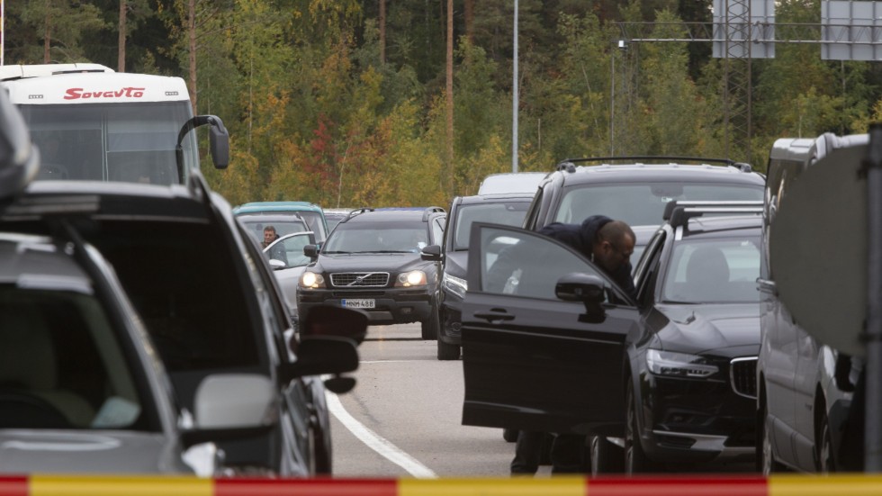 Bilar köar för att få köra in i Finland från Ryssland vid gränsstationen i Virolahti den 23 september.
