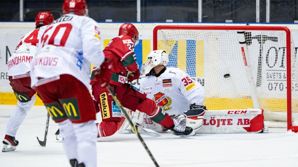 Det var målrikt när Almtuna föll mot Modo i Örnsköldsvik. Här sätter Adam Pettersson 5-3 bakom målvakten Oliver Håkanson.