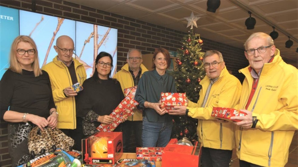 Piteborna har återigen visat sin generositet när det gäller julklappar till ”behövande barn”, tycker dessa personer. Från vänster Siv Öhlund, Piteå kommun, Östen Häggström, Lions, Susanne Karlsson, Piteå kommun, Leif Boström, Lions, Anita Grankvist, Piteå kommun, Lennart Nordmark, Lions och Garry Jonsson, Lions.