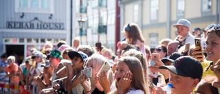 Theoz lockade till torget