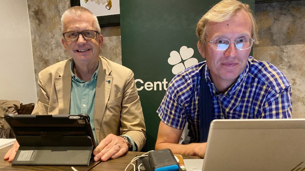 Under valnatten höll Peter Karlström (C) och Ulric Nilsson (C) koll på siffrorna i valet. Centerpartiet backar en hel del både i riket och i Söderköping.