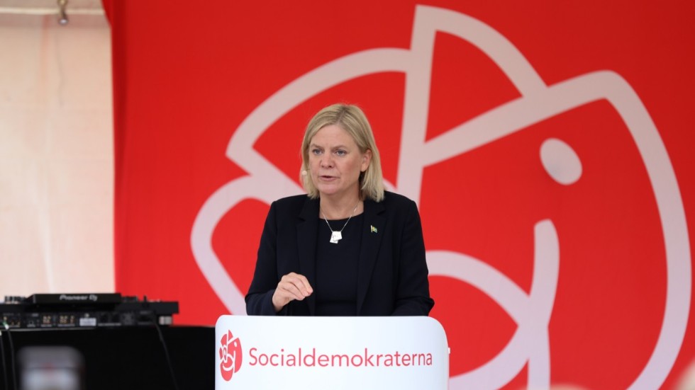 Socialdemokraternas partiledare Magdalena Andersson valtalar på skolgården utanför Rinkebyskolan.