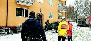 Till intensiven efter lägenhetsbrand