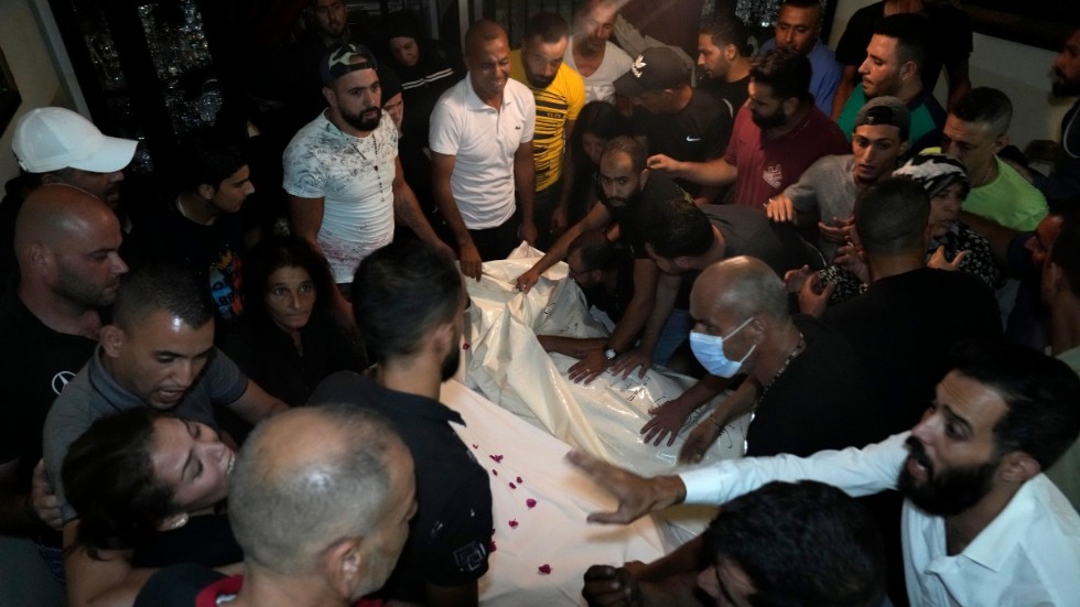 Människor sörjer två av de åtminstone 89 dödsoffren från en förlisning i östra Medelhavet. Bilden togs i Tripoli i norra Libanon på fredagen.