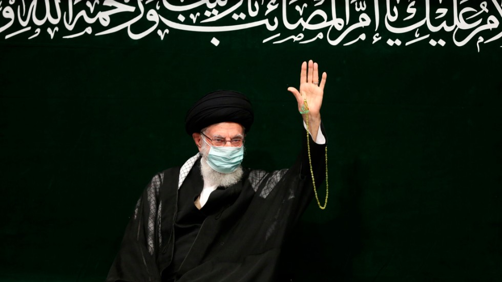 Ayatolla Ali Khamenei visar upp sig vid ett religiöst möte med studenter på lördagen.