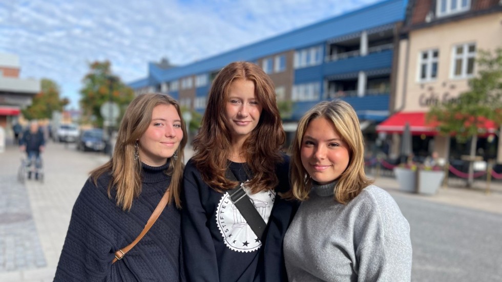 Alva Sjöström, Märta Wrede och Fanny Vannmer har järnkoll på styrräntan fast de inte själva har bolån. "Hoppas och tror att räntan lugnat ner sig tills vi ska in på bostadsmarknaden, säger Alva Sjöström. 