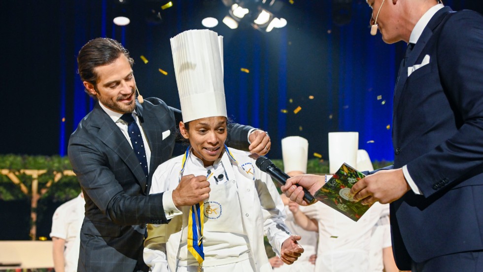 Jessie Sommarström får sin medalj av prins Carl Philip.