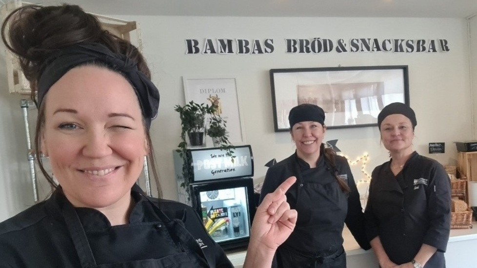 Årets skolkock Louice Karlsson (från Strängnäs) tillsammans med kollegorna Cecilia (från Stallarholmen) och Sari (från Järna).På Lillhagaskolan i Nykvarn lagar de 550 portioner om dagen.