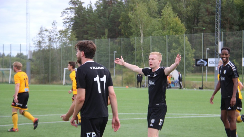 Fanna och Andreas "Tosse" Larsson ropar uppgivet efter straff i slutskedet.