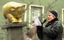 En guldkantad julmarknad
<I>Lisa Tilling bjöd upp till allsång på Skvallertorget</I>