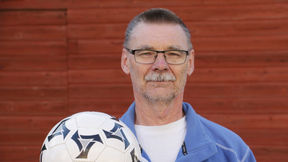 Det är kul med gåfotboll, tycker Anders Nilsson på Hultsfredskorpen. Fast det är inte alldeles enkelt, det är lätt att ta några springsteg. Och det får man inte.