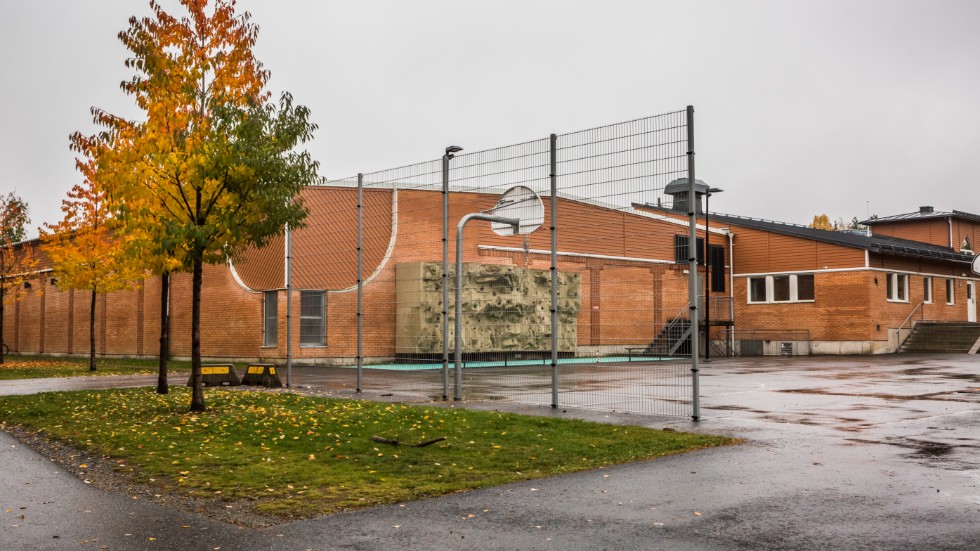 I samband med en innebandymatch i Sävja sporthall ska en förälder ha blivit spottad på.