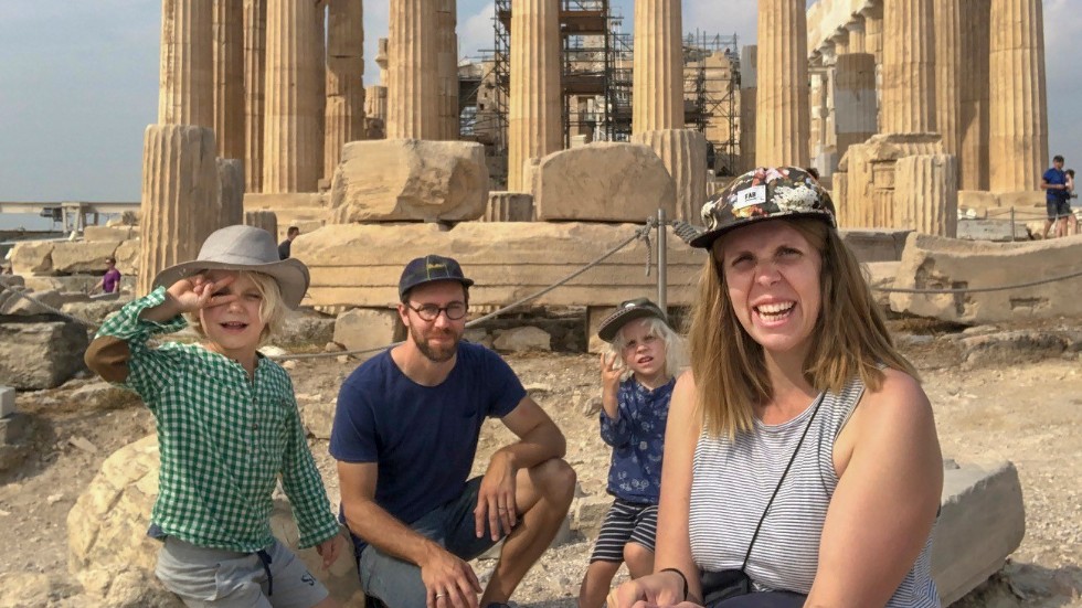 Familjen Såger består av Wilhelm, 5 år, pappa Andreas, Arthur, 3 år och mamma Sandra. I september 2019 valde de bort flyget och tog tåget till Grekland för att gå på bröllop.