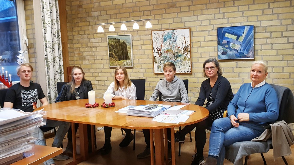Noel Funmark, Hedda Aldén Björäng, Tekla Hagberg och Linus Höglund från elevrådet tillsammans med SO-läraren Monika Lindgren som är vuxen representant i elevrådet och Petrus Magni skolas rektor Suzanne Stråkande-Rockler.