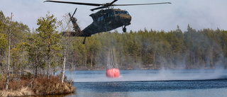 Gräsbrand vid järnvägen stoppar tågen 