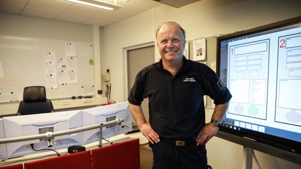 Det kan bli nog så hett om öronen, även om Stefans jobb nuförtiden "bara" utförs inomhus på stationen. Att sköta samordningen av bilar och personal när det smäller till, kräver att man kan hantera stress och press.