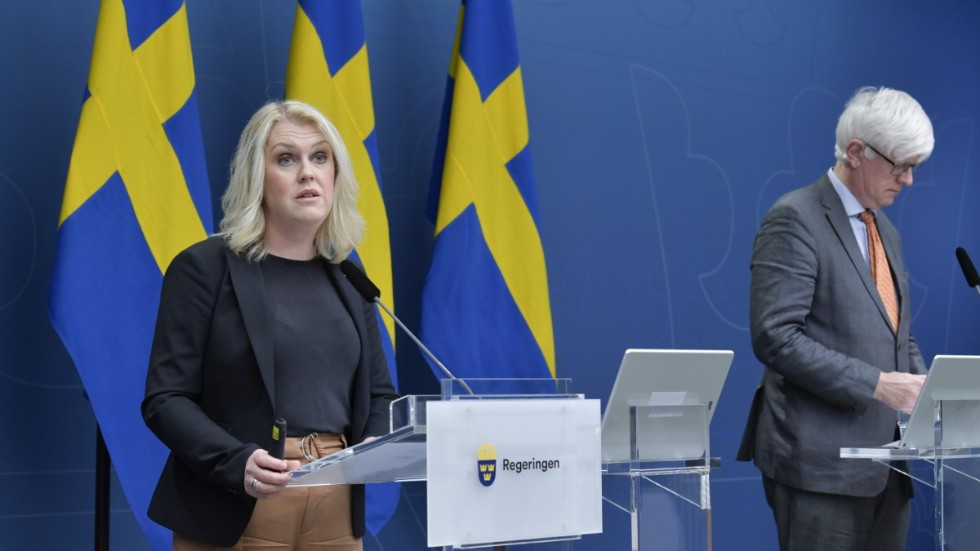 Socialminister Lena Hallengren (S) och Folkhälsomyndighetens generaldirektör Johan Carlson .