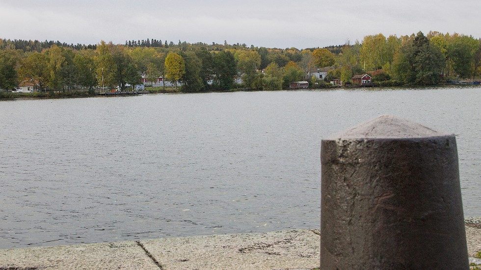 Ett avsågat gevär hittades i samband med dykning i Vättern.