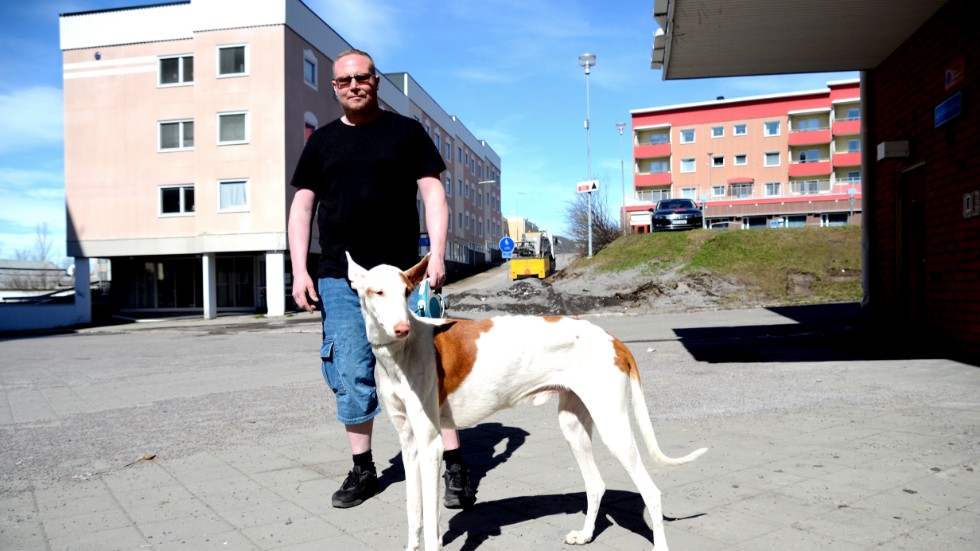 Mattias Messner och hunden Nipsu tillbaka på platsen där dramat utspelade sig.