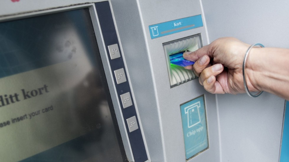 En kvinna döms för att olovandes ha tagit ut 12 000 kronor med sin mammas bankkort. Bilden föreställer en annan person.