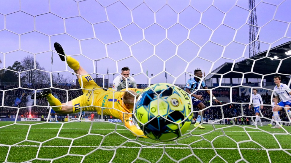 Allsvenska klubbarna hoppas fortfarande att det ska gå att spela fotboll i juni – med eller utan publik. Arkivbild.
