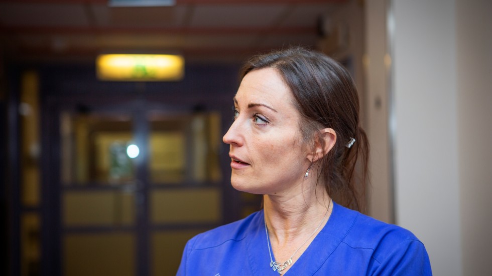 Charlotte Kaviani, verksamhetschef på akutmottagningen i Visby, rapporterar om en mycket ansträngd personalsituation, där många går in och gör dubbla pass för att det ska fungera.