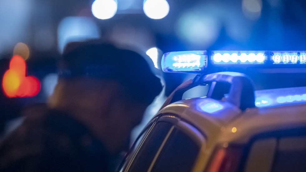Flera polispatruller kallades till platsen och brottning uppstod mellan dem och de misstänkta.
