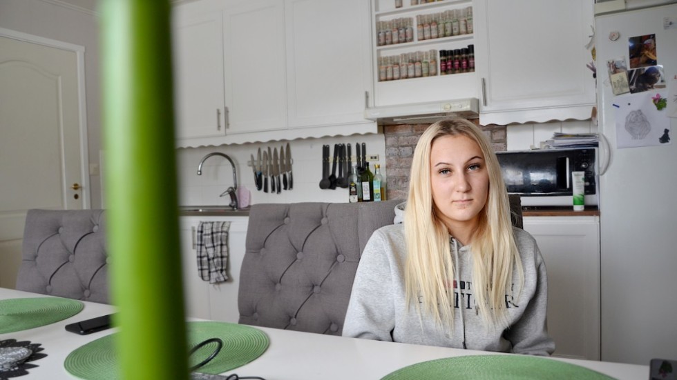 Frida Johansson har fortfarande ljud- och ljuskänslighet, huvudvärk och yrsel – snart fem år efter olyckan.