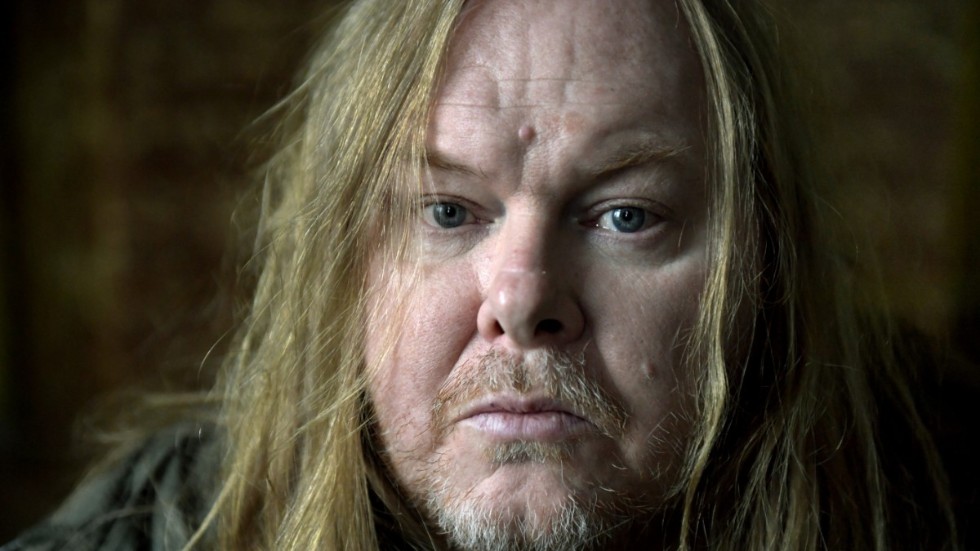 Mattias Alkberg sjunger om de vanliga människorna i en science fiction-värld. "Vart man än kommer följer man med och kommer att upprepa det som har hänt, förr eller senare. Det är ett vanligt science fiction-tema, att mänskligheten inte utvecklas i takt med teknologin. Att vi var färdiga för ganska länge sedan, våra psyken och våra känsloliv", säger han. Arkivbild.