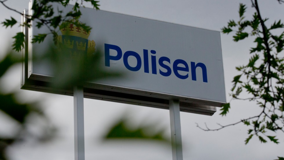 En hund har plockats upp av polisen. Ägaren ska inte kunnat hittats. 