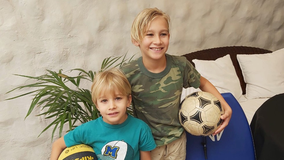 Eric Rodriguez Larsson och Oliver Rodriguez Larsson på Gran Canaria längtar efter att få surfa och gå på fotbollsträning.