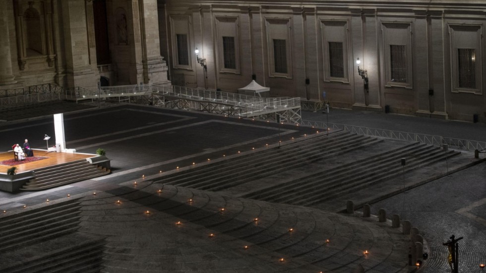 Den vanligtvis välfyllda Petersplatsen låg öde när påve Franciskus högtidlighöll långfredagen.