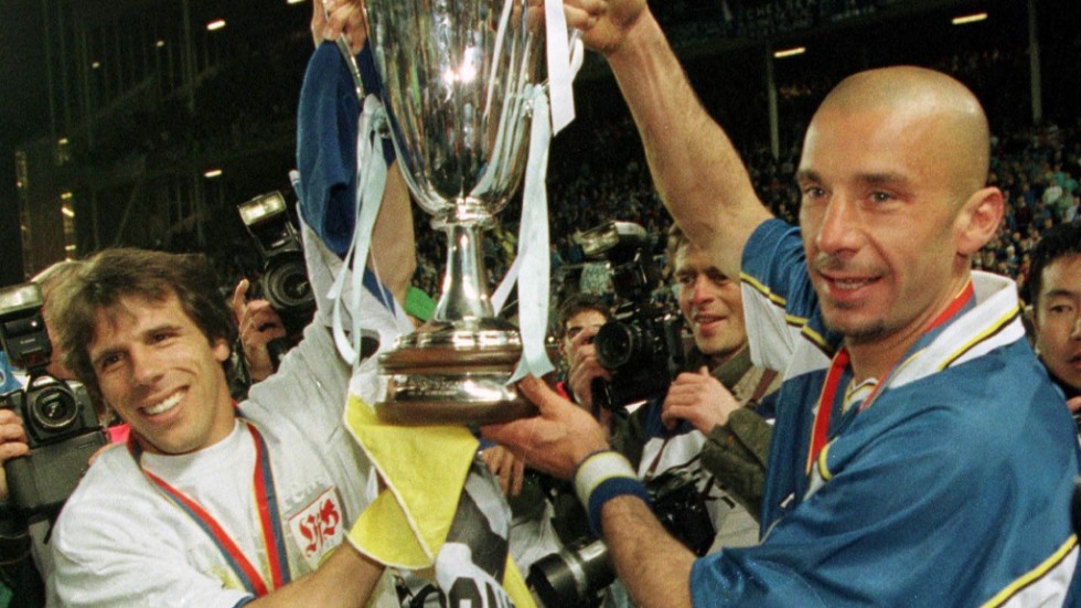 Gianluca Vialli (höger) tillsammans med sin landsman Gianfranco Zola efter att ha vunnit Cupvinnarcupen med Chelsea 1998. Arkivbild.