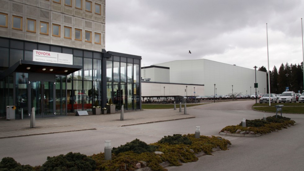 Omkring 1400 tjänstemän permitteras, varav 950 på anläggningen i Mjölby.