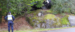 Personbil körde in i skogen i Klockaretorpet