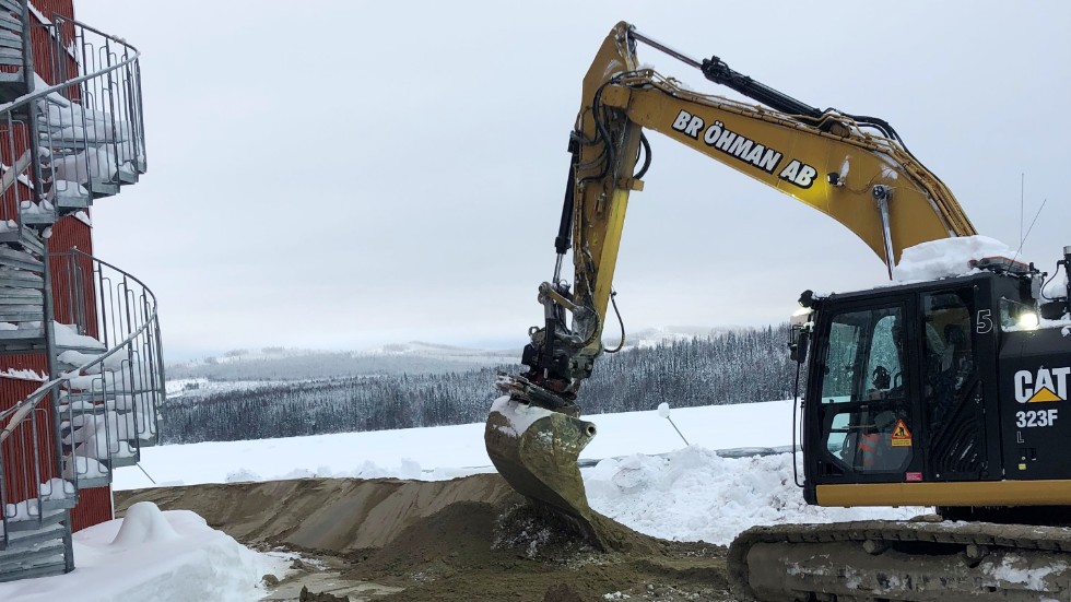 Precis som planerat startade arbetet med att bygga en skyddsvall vid Hotell Storforsen tidigt tisdag morgon. Arbetet beräknades vara klart tisdag kväll.