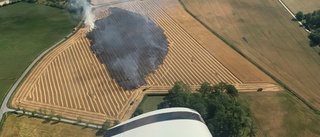 Stor brand på åker i Sanda under kontroll