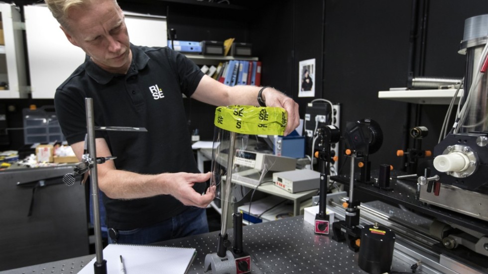 Per Olof Hedekvist på forskningsinstitutet Rise i Borås testar ett skyddsvisir med laser för att se hur väl det fungerar.
