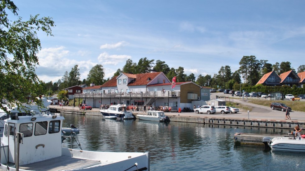På besök vid Fyruddens gästhamn blev en kvinna utsatt för grov kvinnofridskränkning.