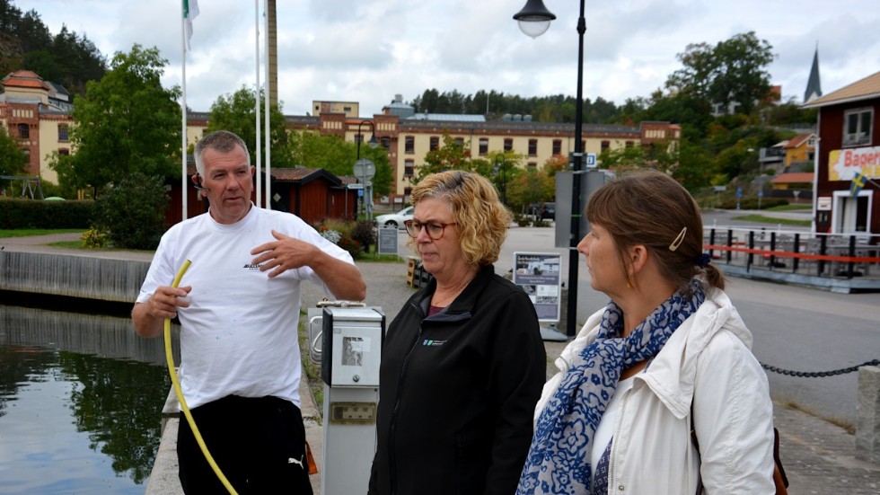 Hamnvärden Hasse Andersson, miljöskyddsinspektör Marie Magnusson samt samhällsbyggnadschef Martine Christensen Odenhall på plats vid kajkanten.
