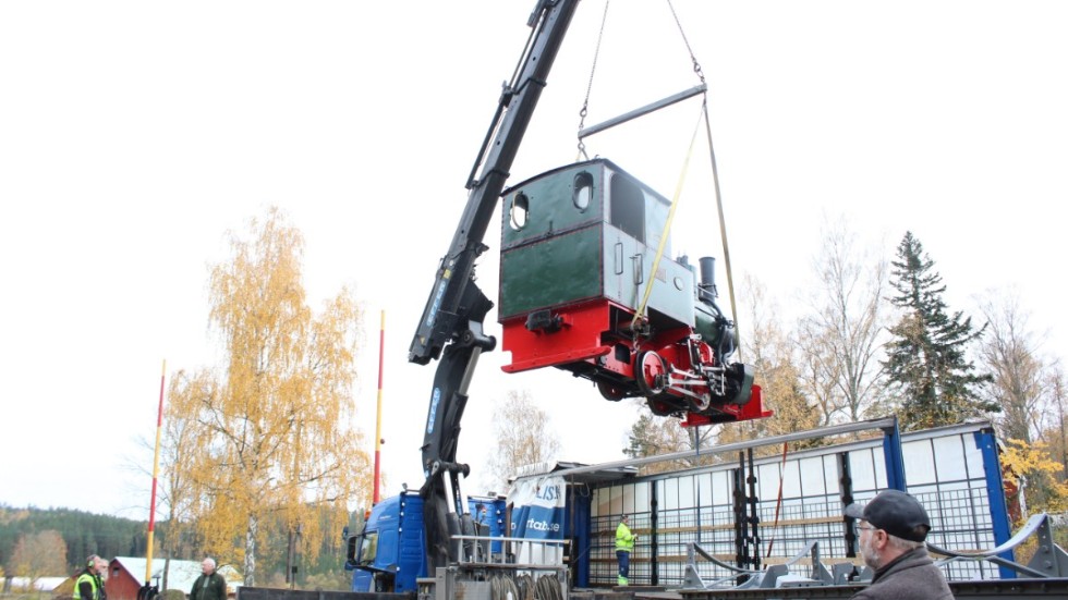 Ångloket väger nio ton och förs sakta och med stor precision från långtradaren till järnvägspåret på stationsområdet i Lakvik.