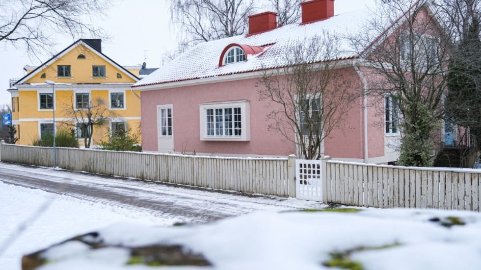 Den eleganta villan på Västra vägen 25 uppfördes 1929 för Yngve och Stina Dahlquist efter Axel Brunskogs ritningar. Den har tre sällskapsrum i fil mot gatan.