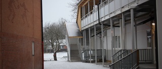 Barnen borde få tillbaka sin utemiljö på Kyrkskolan - "Ett stort område är fortfarande avspärrat så att barnen inte kommer åt flertal basketkorgar och delar av grönområdet"