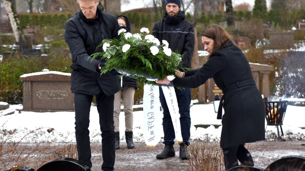 Landshövding Göran Enander och Sabina Landstedt, från Riksorganisationen Glöm Aldrig Pela och Fadime, lägger kransen på Fadimes grav.