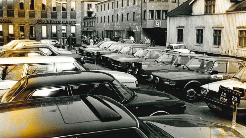 Det var trångt värre när bilar kunde parkera på Köpmantorget och Systembolagets öppnande gjorde inte trafiksituationen. Bild tagen 1983, samma år som butiken öppnade. Systembolaget ses mitt i bilden och låg bredvid Länsförsäkringar.