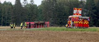 Släp till traktor välte ner i dike