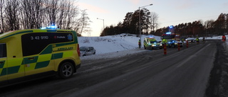 En kvinna till sjukhus efter sidokollisionen