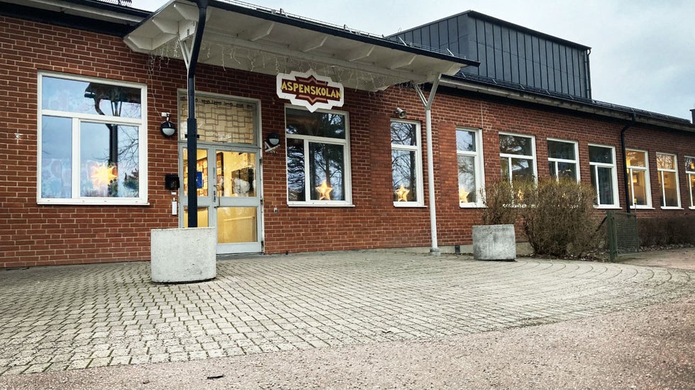 Hundratals elever tvingas byta skola