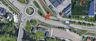 Olja på vägen stör trafiken