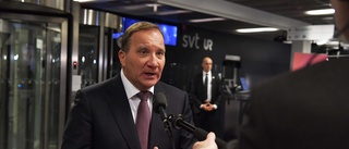 "Löfven sitter i en rävsax"